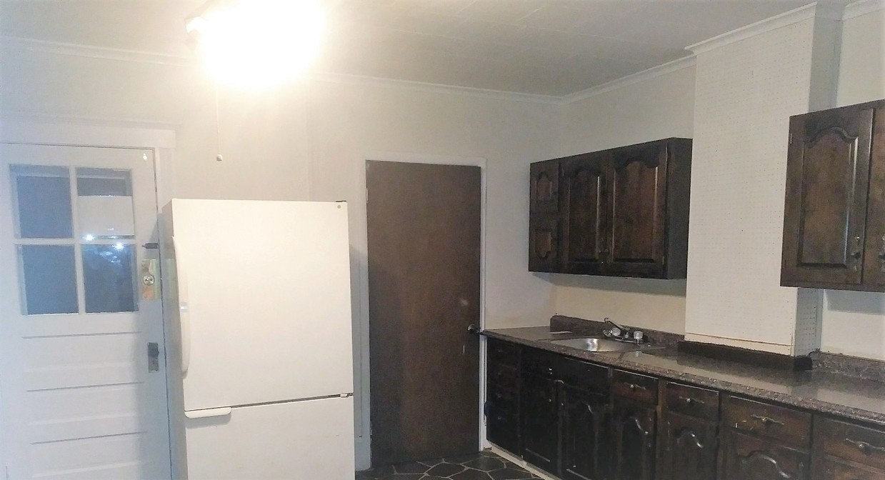 Primary Photo - 108 E Main St