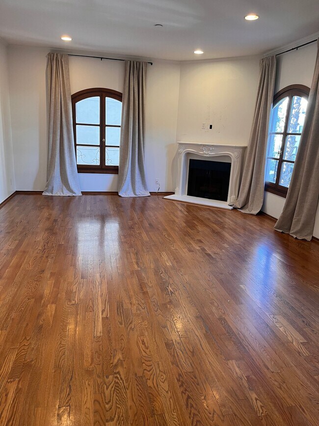 Building Photo - 325 S Swall Dr