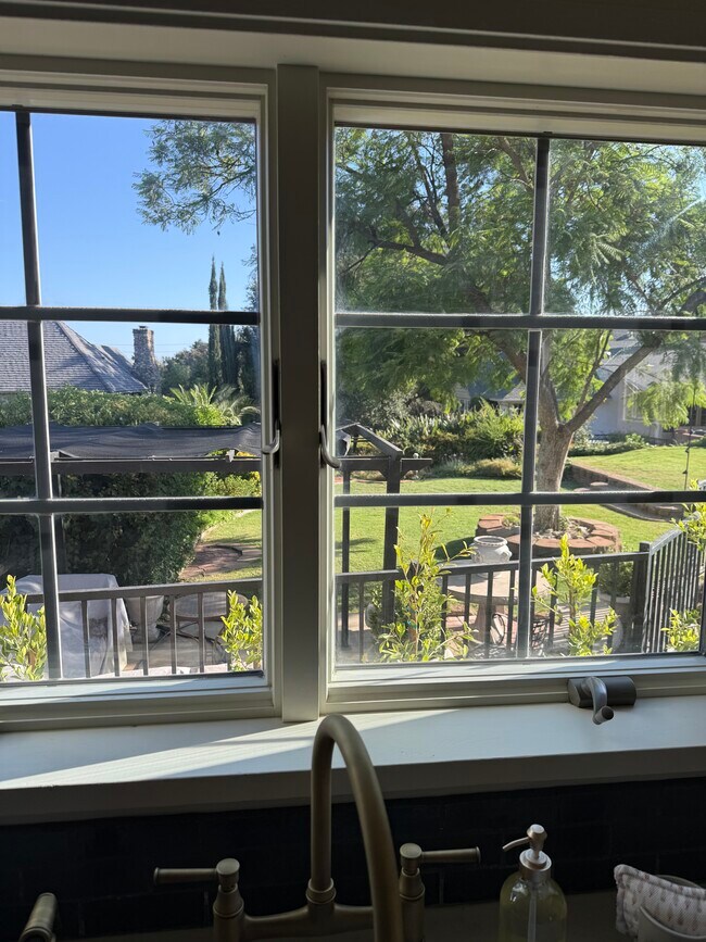 Foto del edificio - 4504 Live Oak Dr