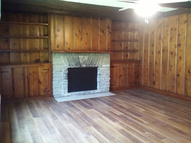 Building Photo - Cute log house in the woods off Charlotte Pike