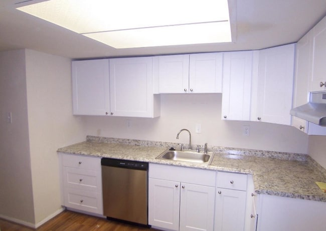 Building Photo - Rumsey Island Living!