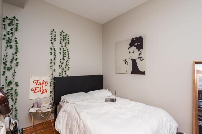 Foto del edificio - 3 bedroom in Chicago IL 60657