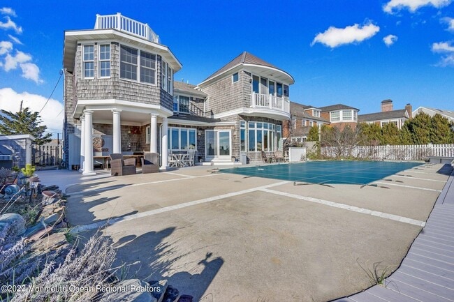 Foto del edificio - 323 Cove Dr