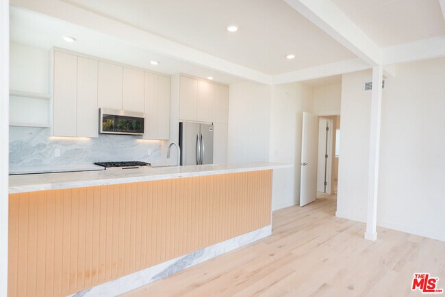 Foto del edificio - 7273 Birdview Ave
