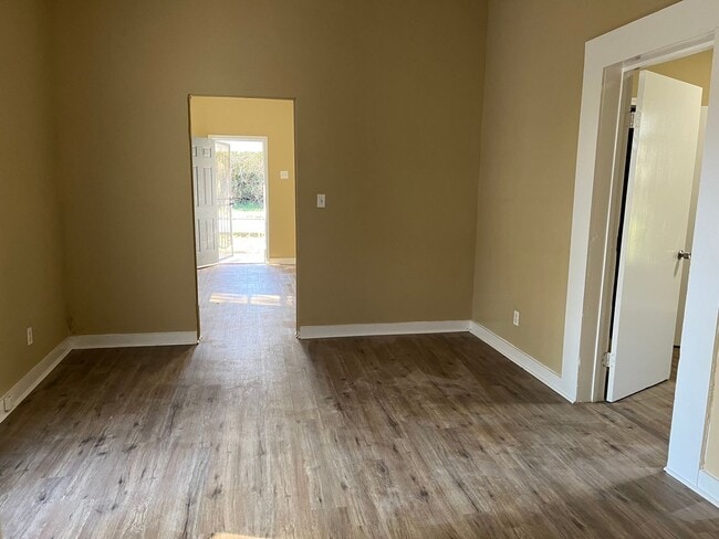 Building Photo - 3 Bed 2 Bath Home