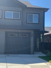 Building Photo - 1124 SE Catherine Way