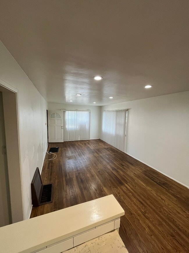 Building Photo - One bedroom condo with garage off Ocean Blvd.