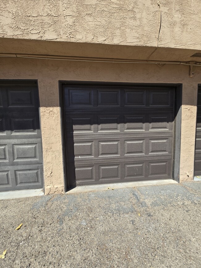 Building Photo - 300 Brookside Ln