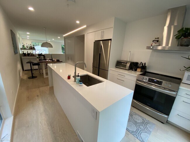 Foto del edificio - 3 br, 2.5 bath House - 4829 Commonwealth St