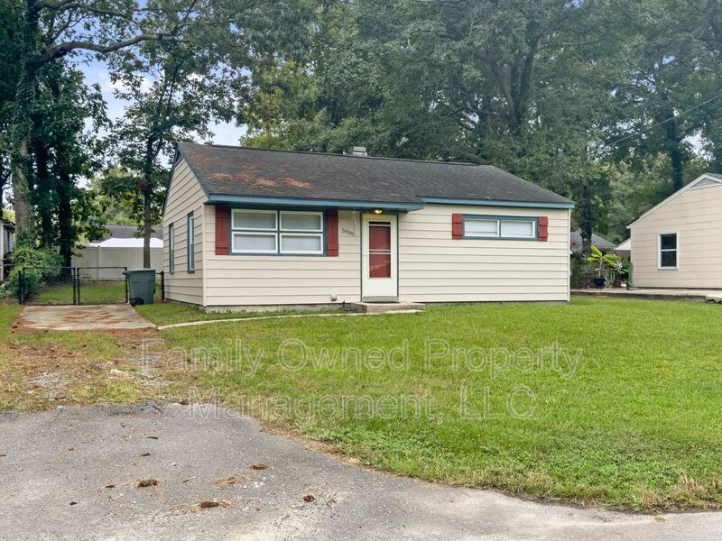 Foto principal - 5805 Chaucer Dr