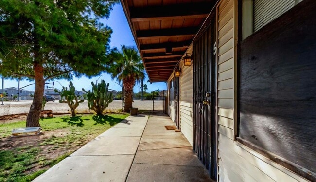 Foto del edificio - 7508 W Orangewood Ave