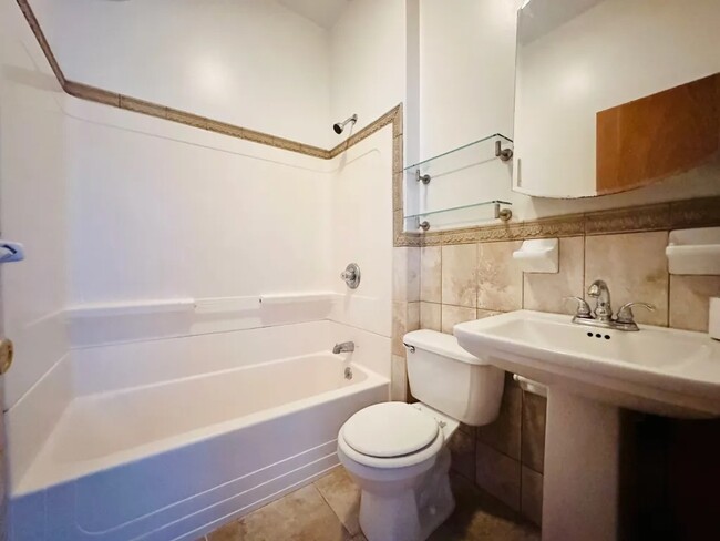 Foto del edificio - Furnished room/NOT APARTMENT