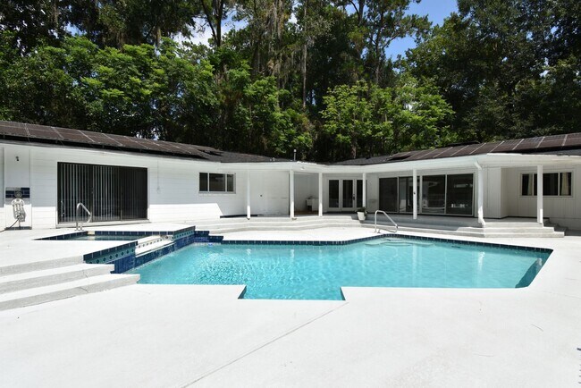 Foto del edificio - Upgraded 4BR/3.5BA Pool Home in Prestigiou...