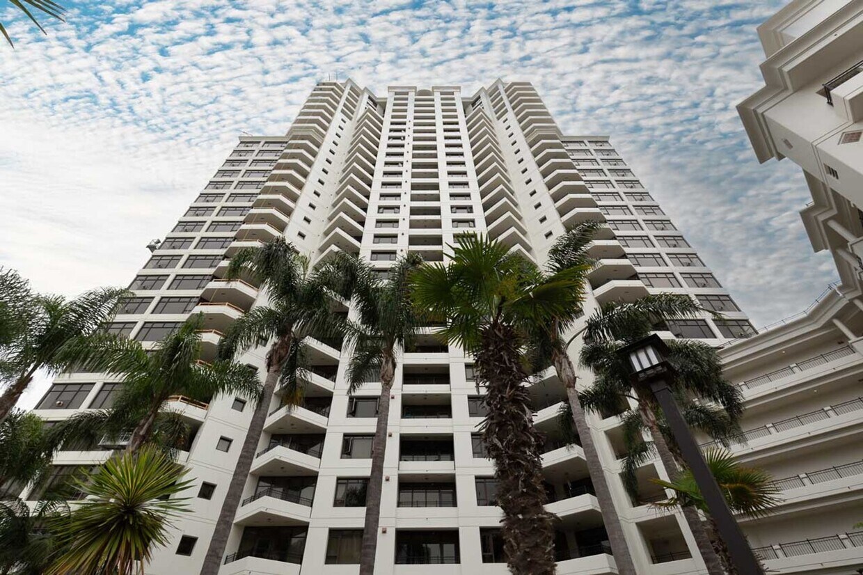 Foto principal - 2 Bed, 2 Bath Condo at Park Place-Downtown...