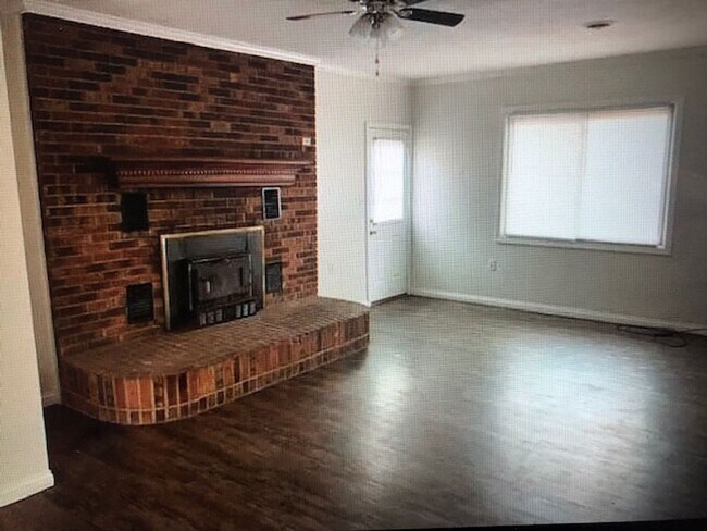 Foto del edificio - 3 bedroom 1 bath with bonus room and firep...