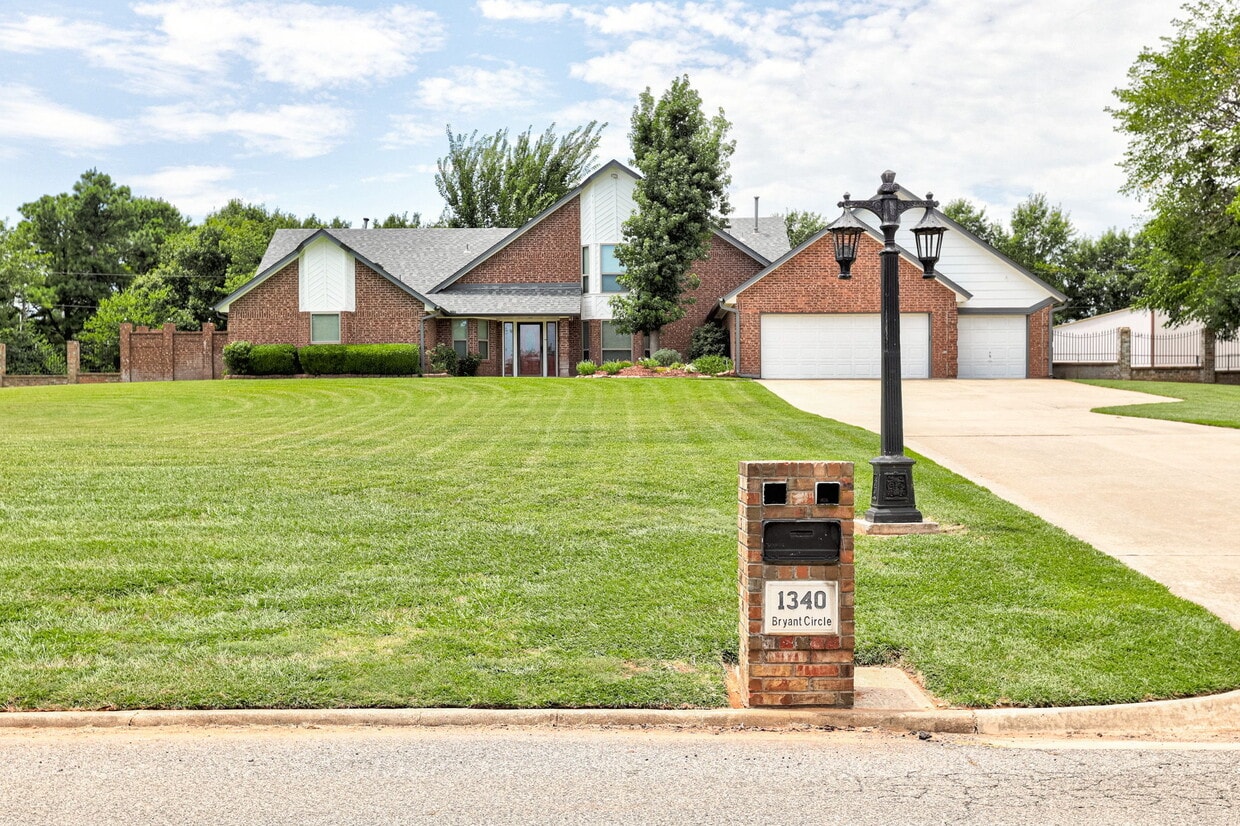 Primary Photo - 1340 Bryant Cir