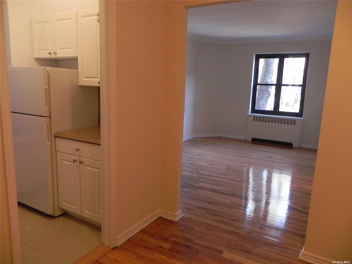 21 Schenck Ave Unit 1Bd, Great Neck Plaza, NY 11021 Apartment for