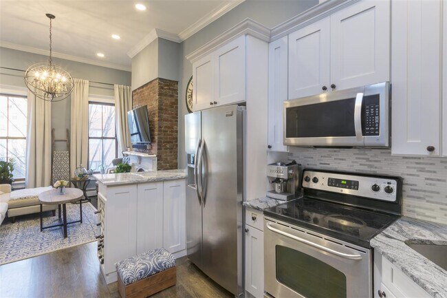 Building Photo - 481 Monmouth St