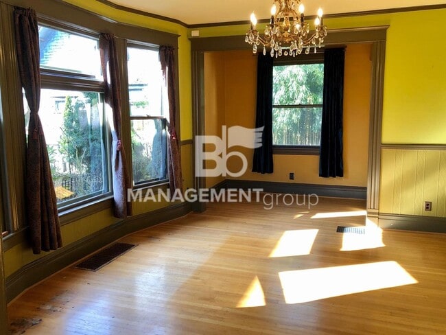 Building Photo - Close-In NE Portland Victorian Offers  Per...