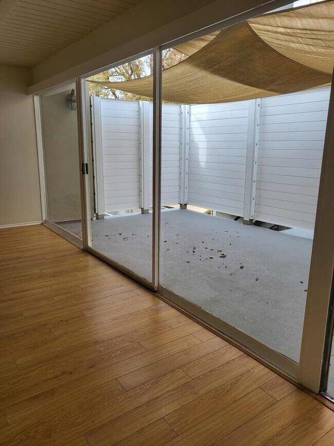 Foto del edificio - 312 S Elm Dr