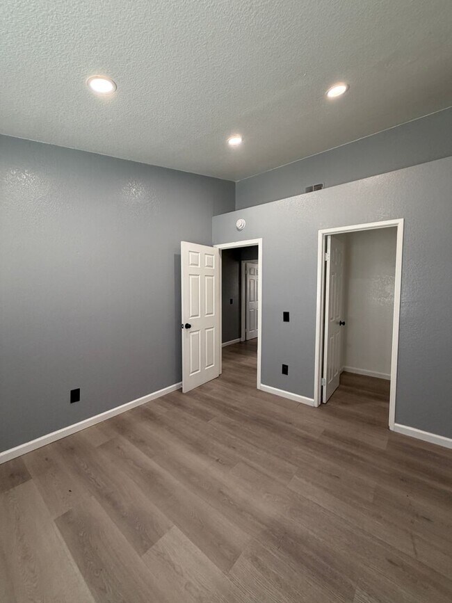 Foto del edificio - 1595 Sycamore Ln