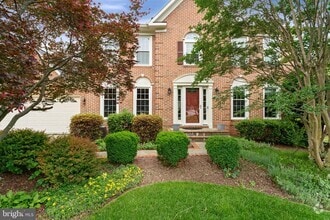 Building Photo - 8527 Silverview Dr