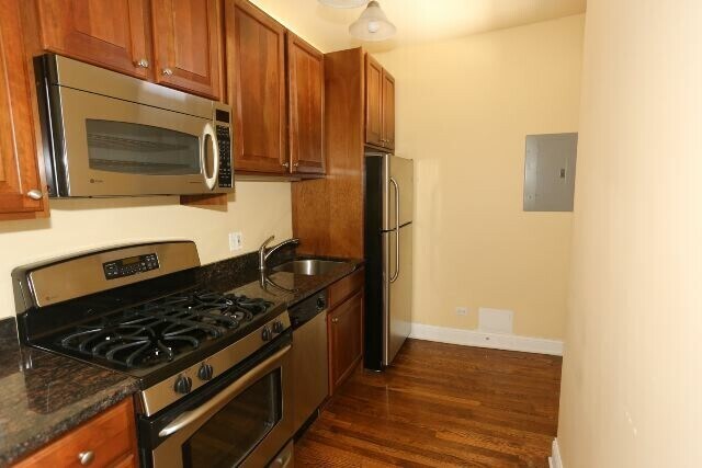 Building Photo - 746 W Addison St