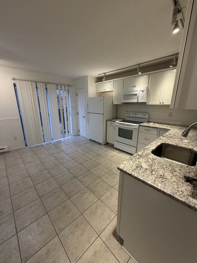 Photo - 3199 E Main St (Waterbury, CT)