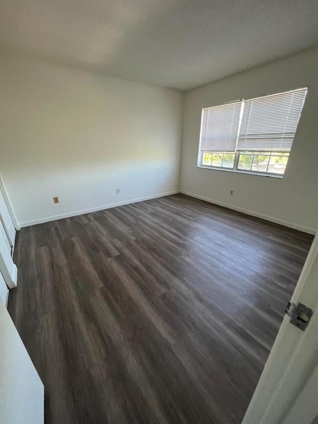 Building Photo - 2.0 bedroom in St. Petersburg Florida 33704