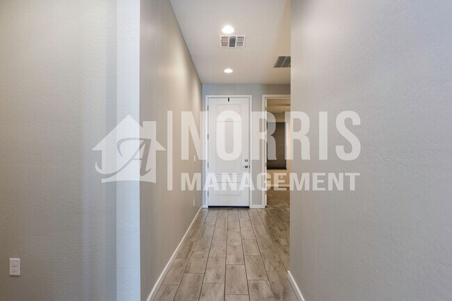 Foto del edificio - Beautiful Brand New Home with A POOL!