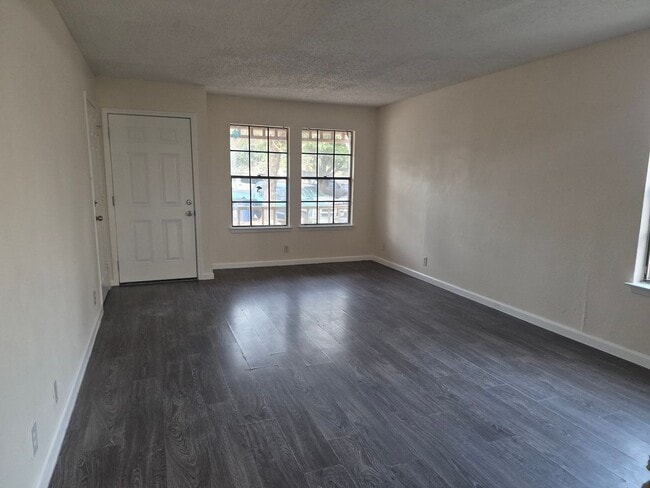 Building Photo - 1105 Ash Cove