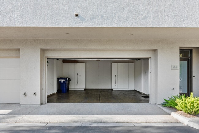 Building Photo - 780 E Palm Canyon Dr