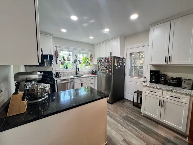 Foto del edificio - Terrific 3 Bed/1 Bath Colonial in Glen Cove!