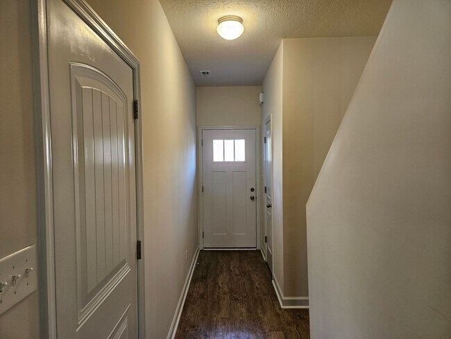 Building Photo - 3 bedroom, 2.5 bath townhome in the Landin...