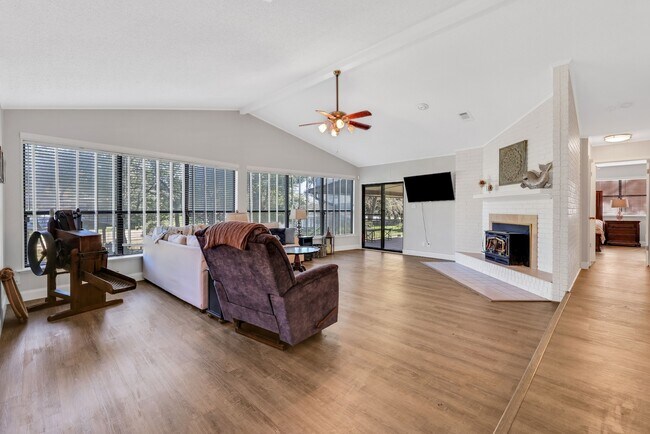 Foto del edificio - 148 S Oak Bluff St