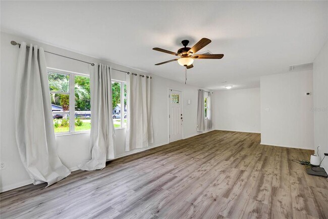 Building Photo - 4130 Lake Saunders Dr