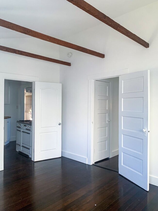 Foto del edificio - 5670 York Blvd