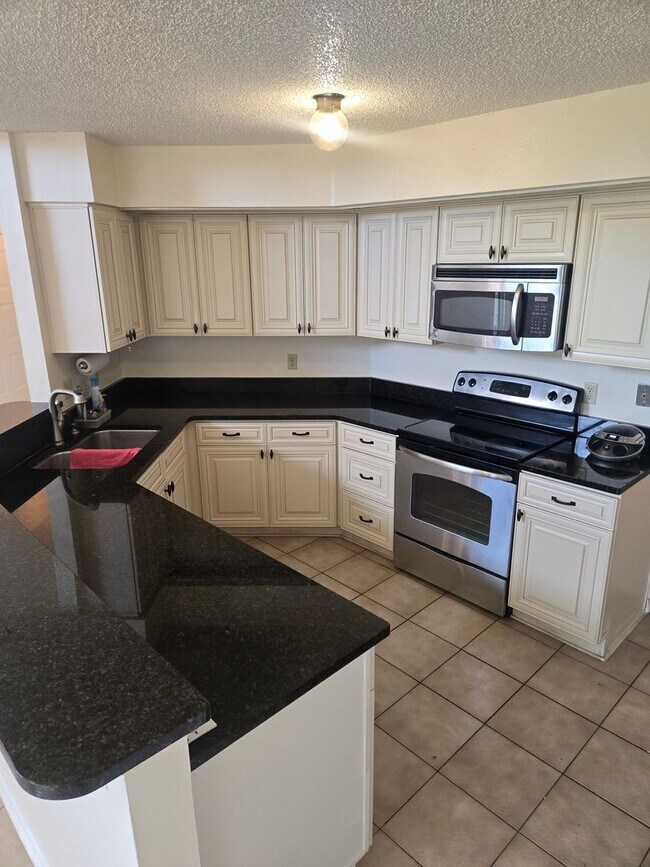 Foto del edificio - Charming 4-Bedroom Home Ready for You to M...