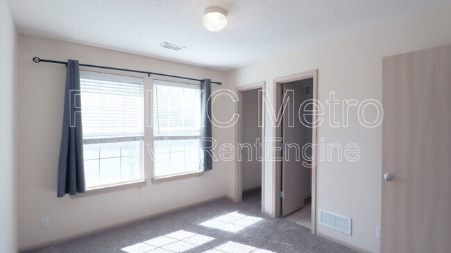 Foto del edificio - 8014 N Elmwood Ave