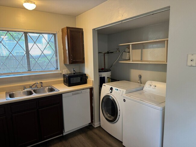 Foto del edificio - Pecan Gardens-Two Main Bedrooms and Baths
