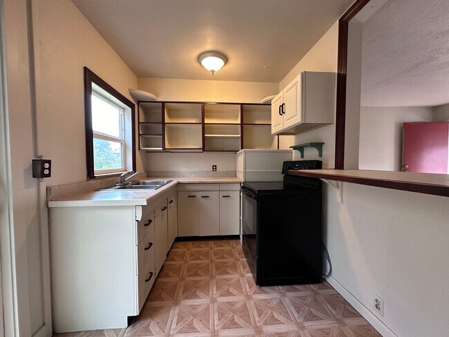 Foto del edificio - ADORABLE HOME, LARGE YARD, CLOSE TO DOWNTO...