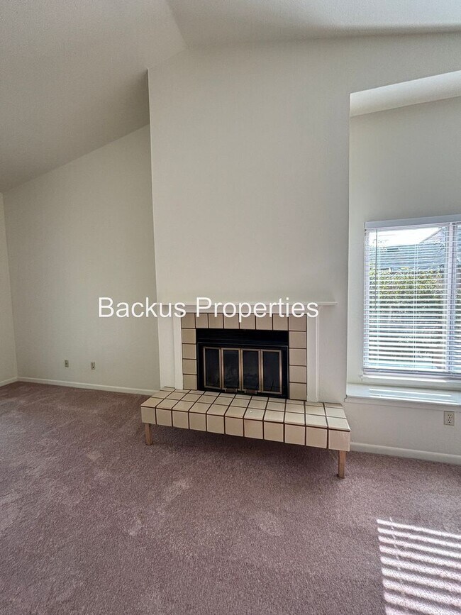 Building Photo - Great upstairs two bedroom condo