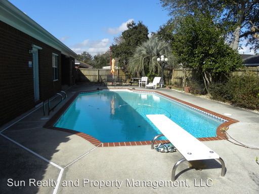 Building Photo - 2062 Twin Pines Cir