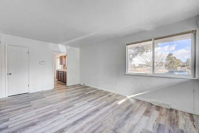 Building Photo - $1,885.00 - 4 Beds, 2 Bath, Duplex in Litt...