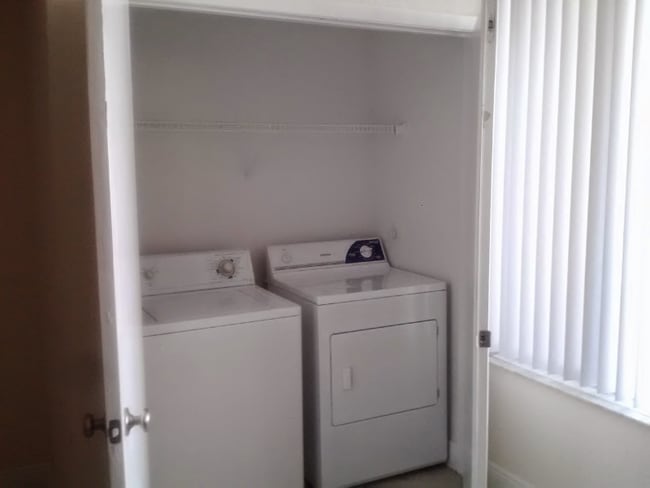 Foto del edificio - 2831 N Oakland Forest Dr