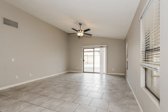 Foto del edificio - 8724 W John Cabot Rd