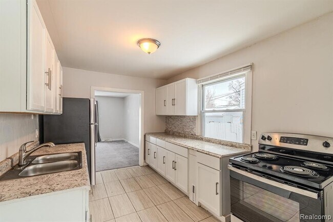 Building Photo - 11084 Cadillac Ave