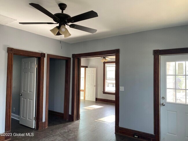 Foto del edificio - 56 Milton Ave