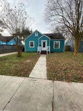 Building Photo - 715 10th Ave N