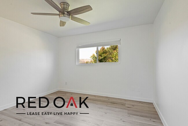 Building Photo - Fabulous Top Floor One Bedroom with Exquis...
